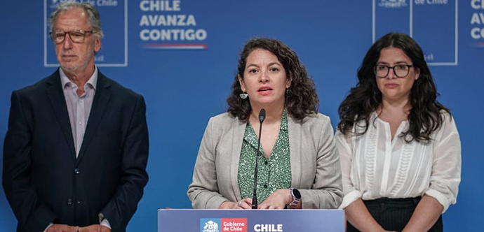 Ministras Javiera Toro y Antonia Orellana junto al biministro Álvaro García