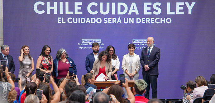 La normativa, correspondiente a la Ley N° 21.805, consagra el derecho al cuidado como un derecho social y crea el Sistema Nacional de Apoyos y Cuidados, iniciando un plazo de seis meses para la dictación de los reglamentos que permitirán su implementación. 