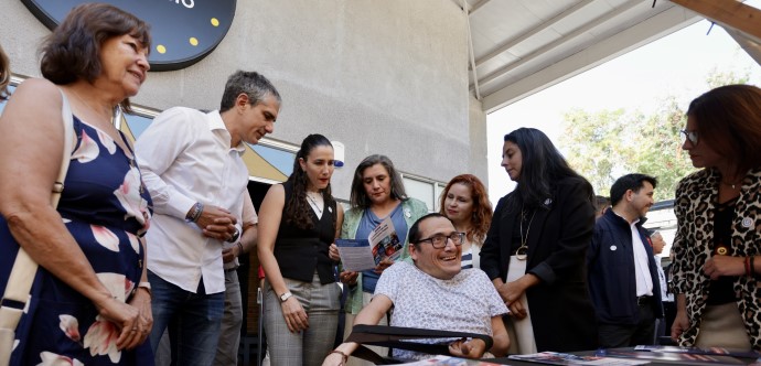 La etapa inicial del plan comenzó en cinco comunas del país y simplifica el proceso para las personas con discapacidad y personas cuidadoras, al momento de tramitar la obtención de la credencial y mejora la coordinación entre municipios, red de atención primaria de salud y servicios públicos.