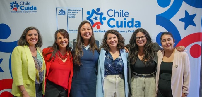 El programa contempla la entrega del Kit Chile Cuida —que incluye credencial oficial, herramientas de autocuidado y apoyo para la rutina diaria— y se implementará en 14 comunas del país, beneficiando en esta primera etapa a 6.200 personas cuidadoras no remunerada.