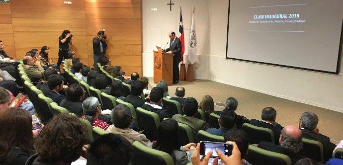 La autoridad expuso frente a alumnos de la Facultad de Comunicación, Historia y Ciencias Sociales de la casa de estudios.