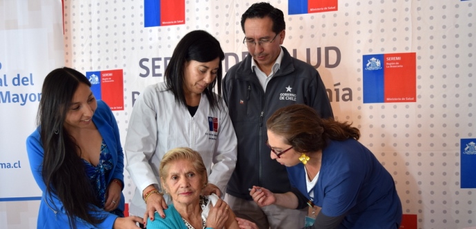  La Seremi de Salud y de Desarrollo Social encabezaron la actividad, invitando a los adultos mayores a sumarse a esta campaña de prevención.