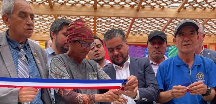 Autoridades regionales y usuarios del centro se congregaron para la ceremonia de inauguración de la nueva hospedería del Hogar de Cristo en el barrio El Colorado de Iquique. La infraestructura busca brindar dignidad y reinserción social a las personas en situación de calle.