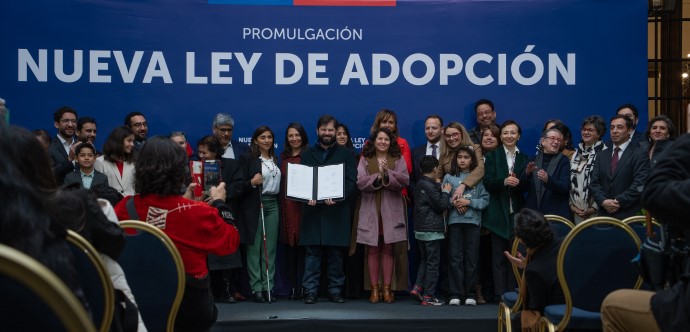 La ministra Javiera Toro remarcó la Legislación “cambia por completo la manera en que el Estado responde frente a la obligación de garantizar el derecho a vivir en familia a un niño, niña o adolescente que ha sido vulnerado en su entorno más inmediato”.