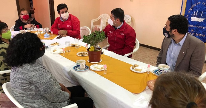 El subsecretario de Servicios Sociales Sebastián Villarreal, en su visita en la región, participó de un diálogo con trabajadoras informales beneficiadas con este aporte.