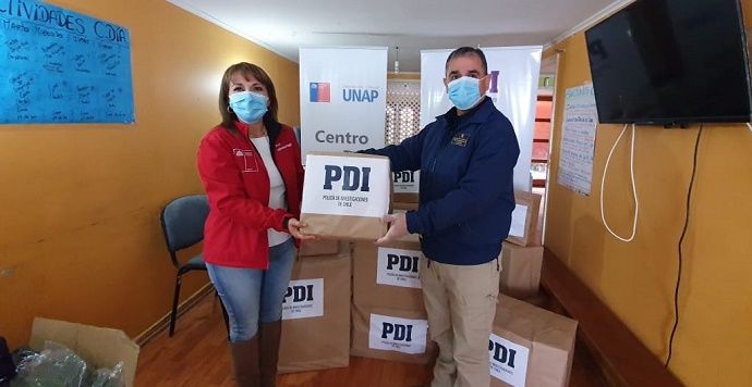 El Jefe de la Región Policial de la PDI hizo entrega de la donación a la seremi de Desarrollo Social y Familia, en el marco de la campaña Yo Te Abrigo, para ir en ayuda de las personas más vulnerables de Tarapacá.