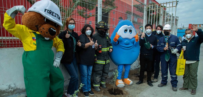 La celebración contempló un plan de arborización en las inmediaciones del cuartel de Bomberos.