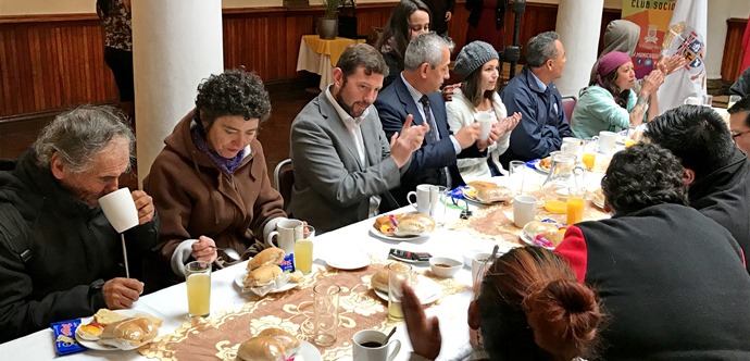 El acompañamiento del programa se extenderá por 24 meses y se espera que, durante este período, las personas intervenidas puedan mejorar su bienestar en áreas como salud, vinculación, vivienda y entorno, ingresos y educación.