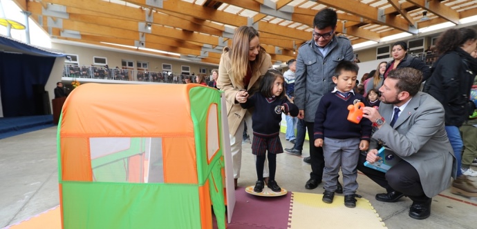 El RINJU, es una estructura armable de apoyo al aprendizaje, que puede convertirse en un teatro de títeres, una guarida de juegos, una pizarra o incluso organizador de libros.