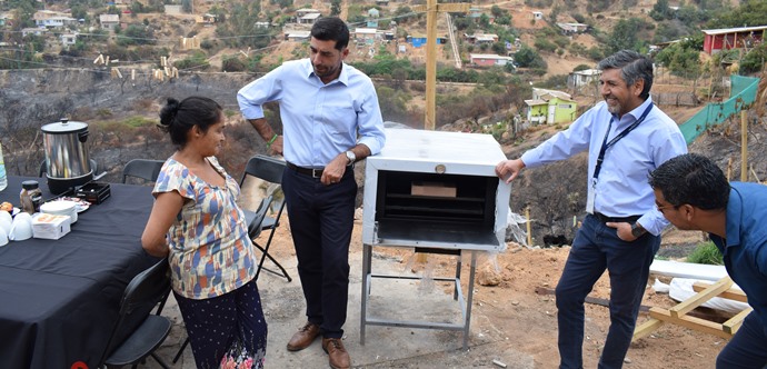 Fosis y el Ministerio de Desarrollo Social le entregaron a  la señora Rosa Álvarez el mismo implemento que en el siniestro del 3 de enero se le quemó junto a su casa y todas sus pertenencias.