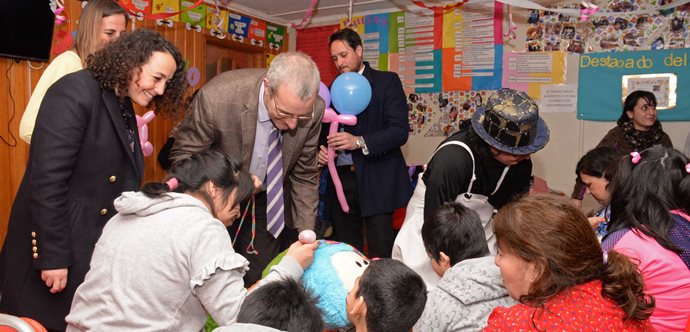 La seremi Soraya Said, sostuvo que “vamos a asumir un compromiso muy importante, vamos a levantar una agenda regional de niñez que se va trabajar en la línea de las 94 medidas que está trabajando el gabinete a nivel nacional y que nosotros vamos a aterrizar con las necesidades territoriales”.