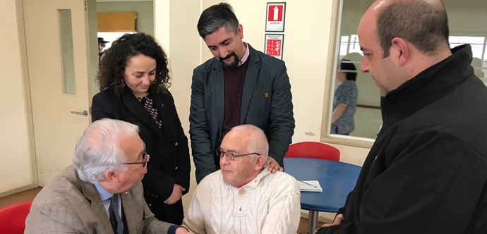 La visita de las autoridades fue para compartir un instante con quienes viven en el establecimiento.