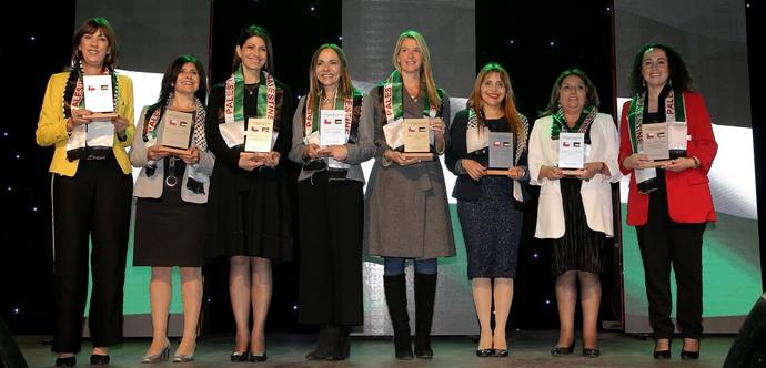 El reconocimiento se entregó a mujeres de origen palestino que actualmente lideran cargos públicos, como la Ministra de la Mujer y la Equidad de Género, Isabel Plá Jarufe, las subsecretarías de Turismo y Telecomunicaciones, Mónica Zalaquett, entre otras. La Seremi de Desarrollo Social, es la única mujer destacada en regiones.