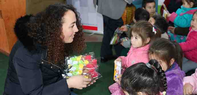 El beneficio recibido por los alumnos de pre kínder de la Escuela de Cañitas, consiste en un espacio en donde pueden desarrollar habilidades creativas y de aprendizaje a través del juego.