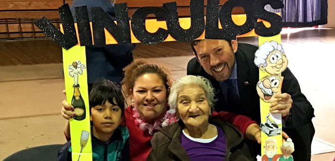 El programa Vínculos, entrega herramientas a personas mayores en situación de vulnerabilidad  para que logren vincularse con las redes de apoyo comunales y con sus pares. 