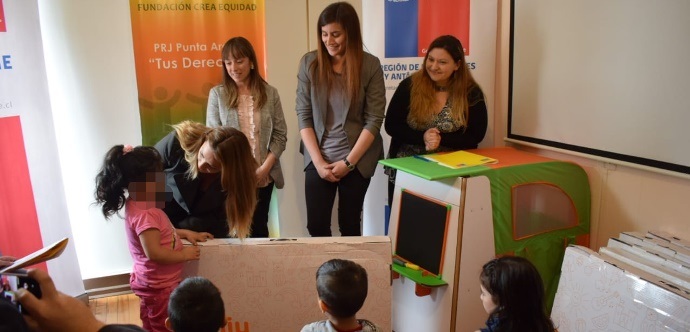 Representantes de los 28 niños beneficiados junto a sus familias recibieron felices su rincón de juego para disfrutar en su hogar.