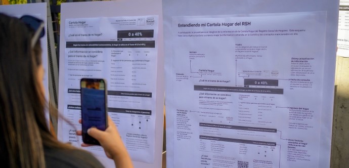 Incluye un glosario titulado “Entendiendo mi Cartola Hogar del RSH”, que explica de manera sencilla los conceptos más importantes, y la integración de códigos QR, que permiten a las personas acceder rápidamente a la Red de Protección Social y conocer los canales disponibles para actualizar, complementar o rectificar información en el RSH.