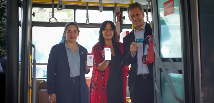 Desde septiembre de 2024, 615 buses del sistema Red cuentan con una alternativa para validar en la segunda puerta, facilitando así el pago a personas con movilidad reducida y personas mayores, entre otros.
