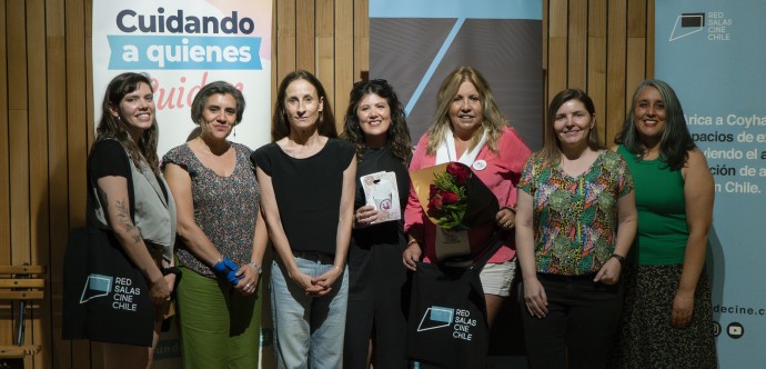 La aclamada comedia chilena Historia y geografía fue exhibida el pasado sábado 22 de marzo, de manera gratuita, a beneficiarias del Programa Chile Cuida, evento donde además se realizó un cineforo junto a Amparo Noguera, protagonista de la película. 