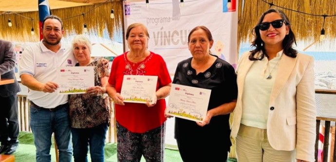 En el marco de una ceremonia solemne, personas mayores compartieron con las autoridades. Nuevas redes de apoyo, nuevas experiencias, mayor socialización y conocimiento de múltiples políticas públicas, son sólo algunas de las consecuencias positivas. 