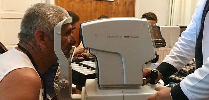 La iniciativa nació de una alianza público-privada entre el Gobierno Regional, la Seremi de Desarrollo Social y Ópticas Rotter & Krauss, permitiendo detectar problemas visuales y derivar a un oftalmólogo a los casos más complejos.