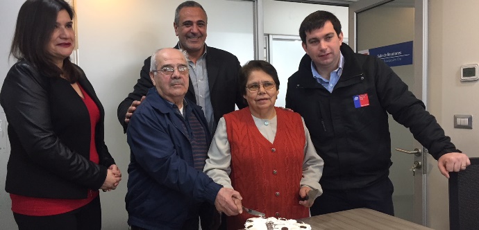Intendente Pablo Milad acompañó a la pareja compuesta por la señora Rosa Carreño y don Hugo Michea a cobrar el beneficio que reconoce a los matrimonios que cumplen 50 años de casados. 