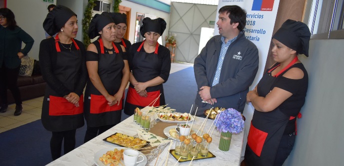 30 usuarias de Linares y otras 20 de Constitución han sido capacitadas a través de talleres de cocina y de control de calidad. Prontamente inician sus prácticas laborales con el objetivo de que continúen trabajando en sus respectivas empresas. 