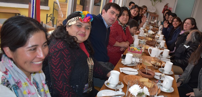 Secretario regional ministerial Juan Eduardo Prieto, junto a su par de la Mujer y la Equidad de Género, Andrea Obrador, compartieron con mujeres dirigentes y emprendedoras de diversas comunas del Maule. 