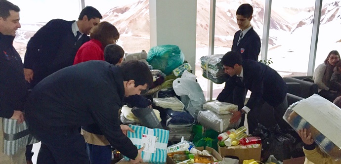 El seremi de Desarrollo Social, Juan Eduardo Prieto agradeció a los colegios de La Salle, Inglés y Baltazar, quienes donaron frazadas y kits de aseo en el marco de la campaña “Si el frío no para, el Maule tampoco”. 
