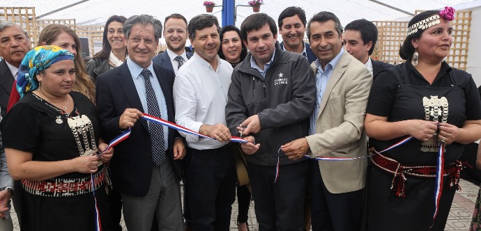 40 stands de diversos rubros se instalaron en la Plaza de Armas de Talca, lugar hasta donde llegó una gran cantidad de público para adquirir sus atractivos.