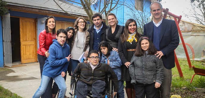 La asesora en Discapacidad de la cartera, Ximena Rivas, junto al seremi Juan Eduardo Prieto, anunciaron que la entrega de 48 millones de pesos a la institución que atiende a personas discapacitadas. 