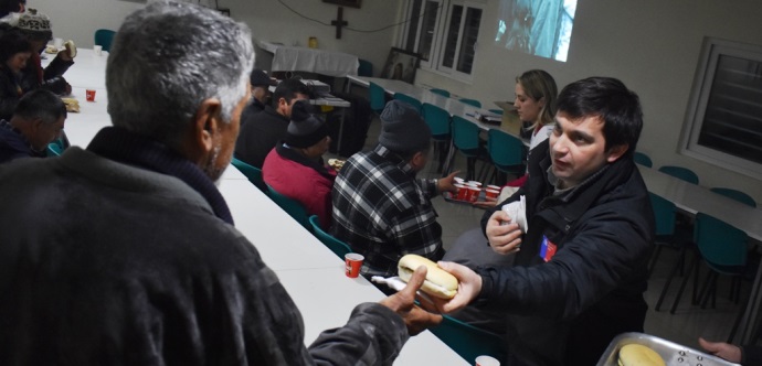 Los jóvenes realizaron distintas intervenciones en albergues y hospederías de la región, donde llevaron juegos, comida, ropa y películas. 