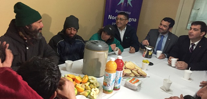 Acompañado del seremi de Desarrollo Social, Juan Eduardo Prieto, conoció las buenas dependencias del dispositivo que se habilitó en la capital regional, en el marco del Plan Noche Digna.