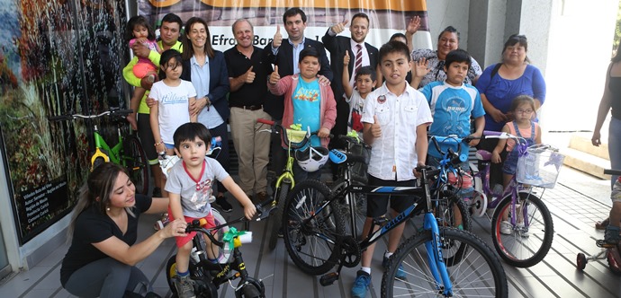Junto al creador de la iniciativa, Fernando Irarrázaval, representantes del Mall Portal Centro y diversas autoridades de Gobierno que participaron de la campaña solidaria, las bicicletas fueron entregadas a niños vulnerables de la región. 