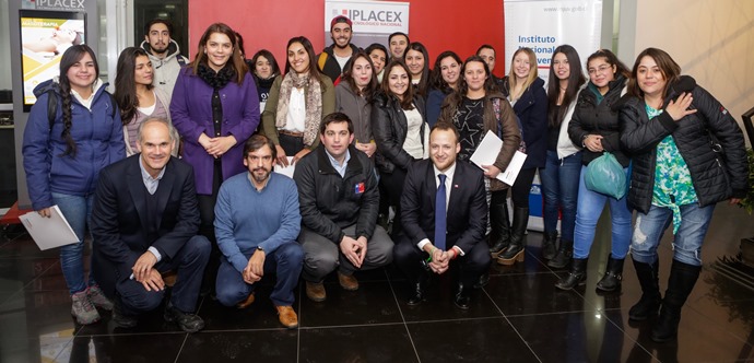 En el conversatorio organizado por Injuv participaron los seremis de Desarrollo Social y de Gobierno. 