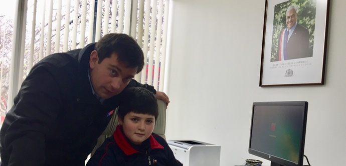 Tres estudiantes –dos de ellos como secretarios de Gobierno y Educación- visitaron las dependencias del Gobierno Regional junto a sus autoridades y compartieron con el personal de sus respectivas oficinas de trabajo. 