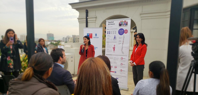 La subsecretaria de Evaluación Social, Alejandra Candia, junto con la subsecretaria de la Mujer y Equidad de Género, Carolina Cuevas, entregaron una radiografía sobre la situación socioeconómica de las mujeres en el país y los principales desafíos que persisten en materia de brechas de género.