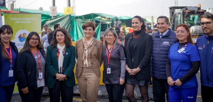 Ministras Toro y Aguilar con equipo de vacunación
