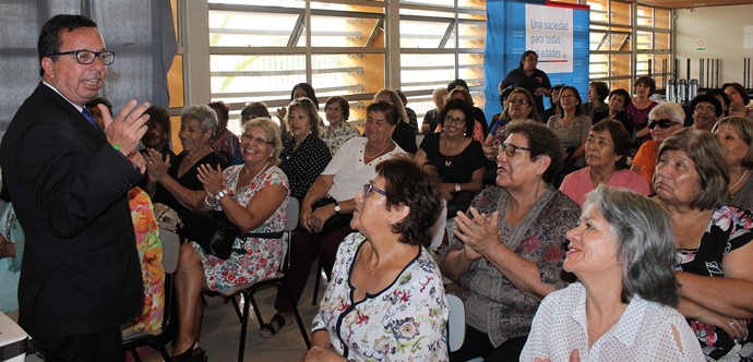 Con un desayuno, las seremis de Desarrollo Social, de la Mujer y Senama las festejaron y les entregaron los planes y programas que se están implementando para mejorar su calidad de vida.