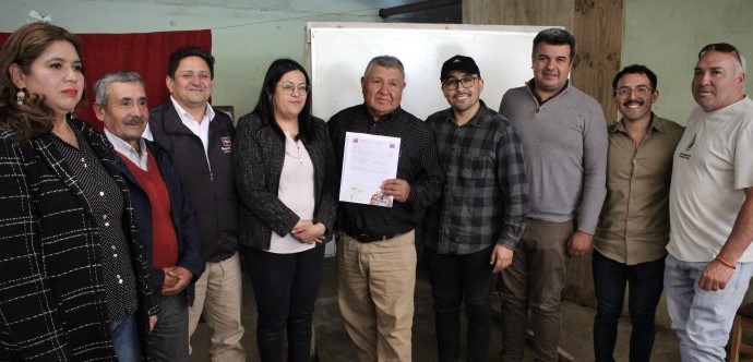 La seremi de la cartera social en La Araucanía, Mariela Huillipan, entregó el documento a los dirigentes y cientos de vecinos que llegaron a la reunión informativa.