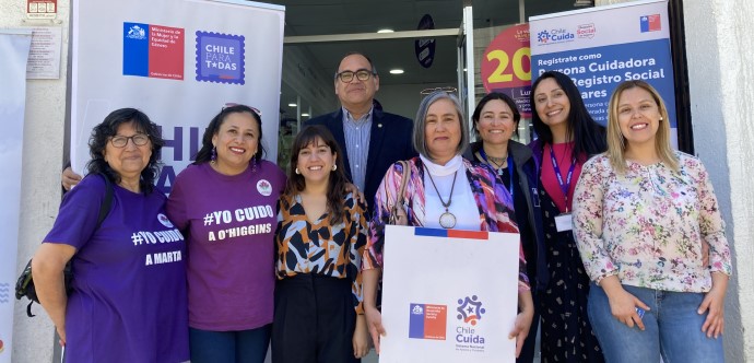 La iniciativa permitirá que las personas cuidadoras reciban atención preferencial, descuentos y otros beneficios, mostrando su credencial. Con esto el Gobierno sigue fortaleciendo el Sistema Nacional de Apoyos y Cuidados “Chile Cuida”. 