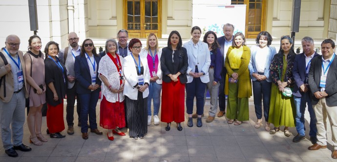A un año de la implementación del Sistema, el evento reunió a autoridades de Gobierno, instituciones privadas, a la academia, a organizaciones sociales y organismos internacionales. Actualmente, en Atacama, más de 449 personas cuidadoras han obtenido su credencial a través del Registro Social de Hogares, la Red Local de Apoyos y Cuidados ha crecido a 5 comunas (Alto del Carmen, Chañaral, Copiapó, Caldera y Vallenar).