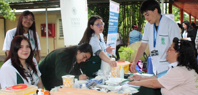 El encuentro convocado por la Seremi de Desarrollo Social y Familia reunió a 27 servicios públicos e instituciones de Educación Superior de la región. Stands informativos y de atención cosmetológica y de salud marcaron la jornada en Casa Tabor.