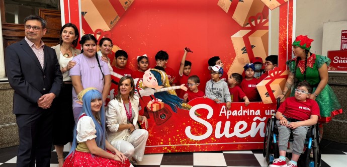 Para sumarse al trabajo de las personas mayores, desde el Ministerio de Desarrollo Social y Familia invitan a jóvenes a trabajar como ayudantes del Viejito Pascuero y así poder leer, seleccionar y clasificar las cartas que niños y niñas envían.