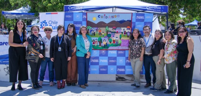 Ministra (s) Paula Poblete junto a cuidadoras de Cerrillos