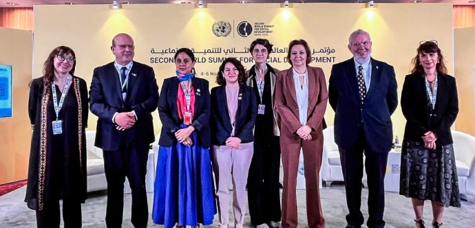 Autoridades junto a participantes del encuentro internacional