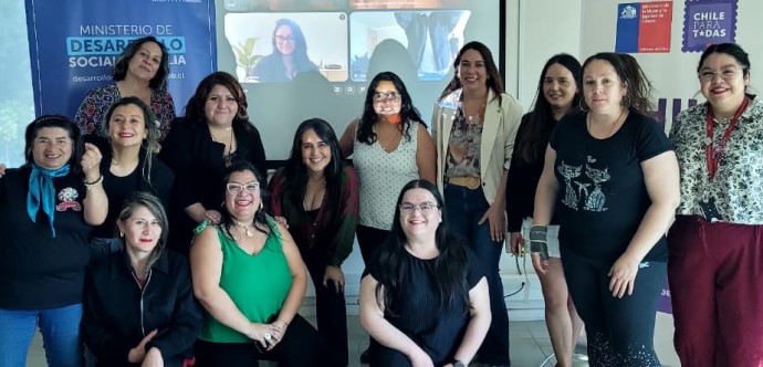 Las representantes de distintas organizaciones de mujeres cuidadoras llegaron hasta la seremi de Desarrollo Social y Familia de la región de Valparaíso para generar este espacio de colaboración y de escucha activa con el objetivo de avanzar en apoyos para quienes realizan labores de cuidado. 