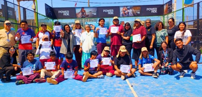 La iniciativa impulsada por el Sistema Elige Vivir Sano permitió que 20 estudiantes del Centro de Capacitación Laboral Reino de Bélgica aprendieran y practicaran pádel como herramienta de inclusión social y bienestar.