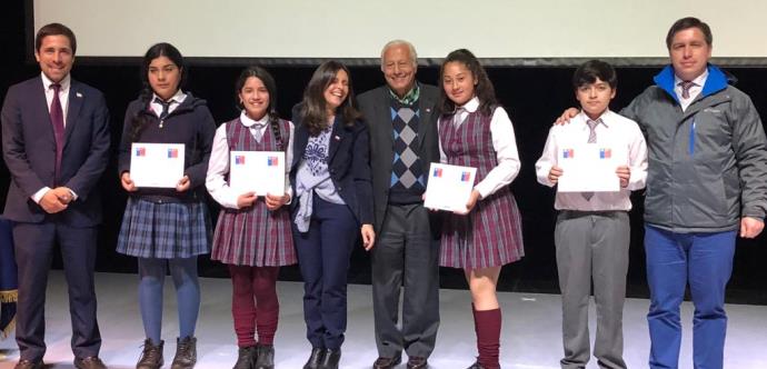 Esta  jornada se efectuó en San Carlos la ceremonia de entrega simbólica del beneficio que premia a  alumnos que pertenecen al  30% de mejor rendimiento de su promoción.  Se premió a 200 de un total de  2196  beneficiados en el territorio de Punilla.