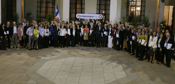 A la actividad, realizada en el Palacio de La Moneda, asistieron 10 ministros de Estado, además de académicos, empresarios y representantes de la sociedad civil.